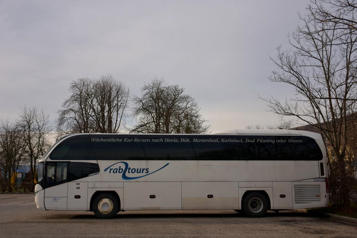 Neoplan Cityliner von Rab Tours aus der BRD im Dez. 2017 in Krems.