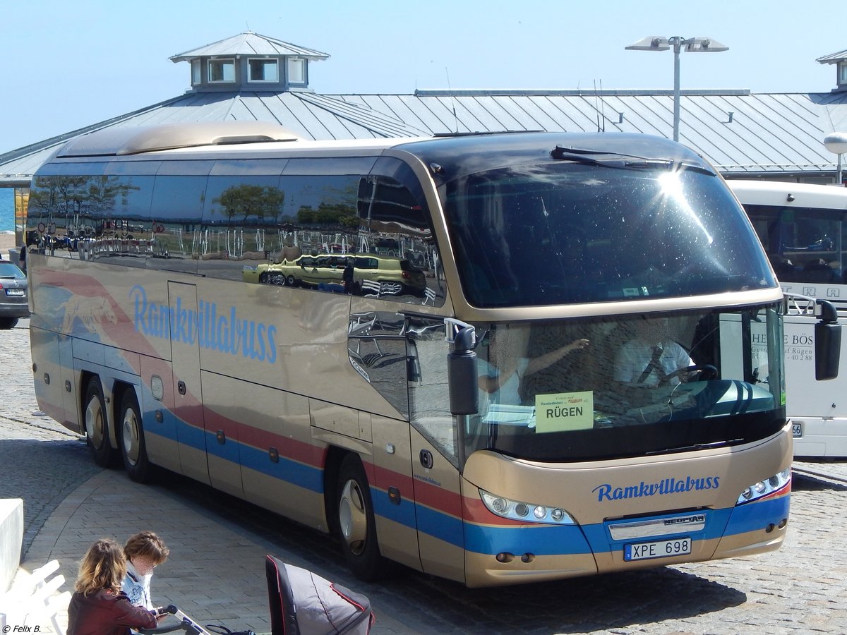 Neoplan Cityliner von Ramkvillabuss aus Schweden im Stadthafen Sassnitz. 