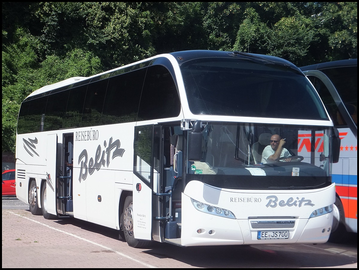 Neoplan Cityliner vom Reisebro Belitz aus Deutschland im Stadthafen Sassnitz. 