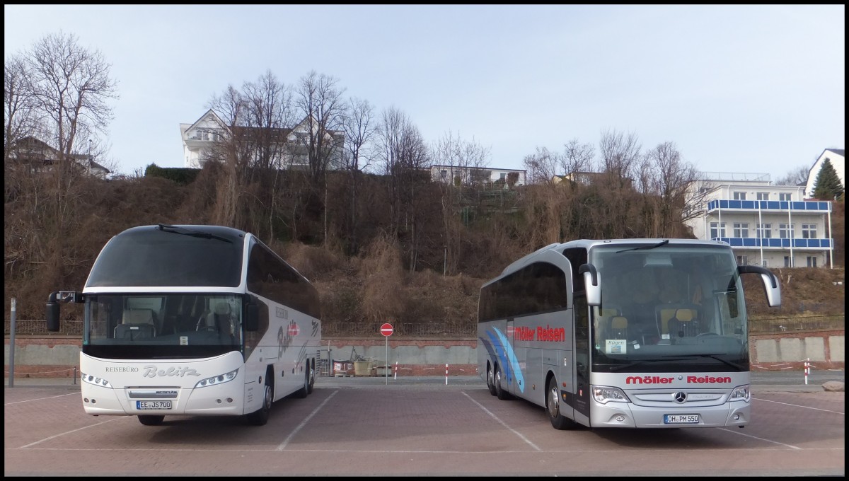 Neoplan Cityliner von Reisebro Belitz aus Deutschland und Mercedes Travego von Mller Reisen aus Deutschland im Stadthafen Sassnitz.