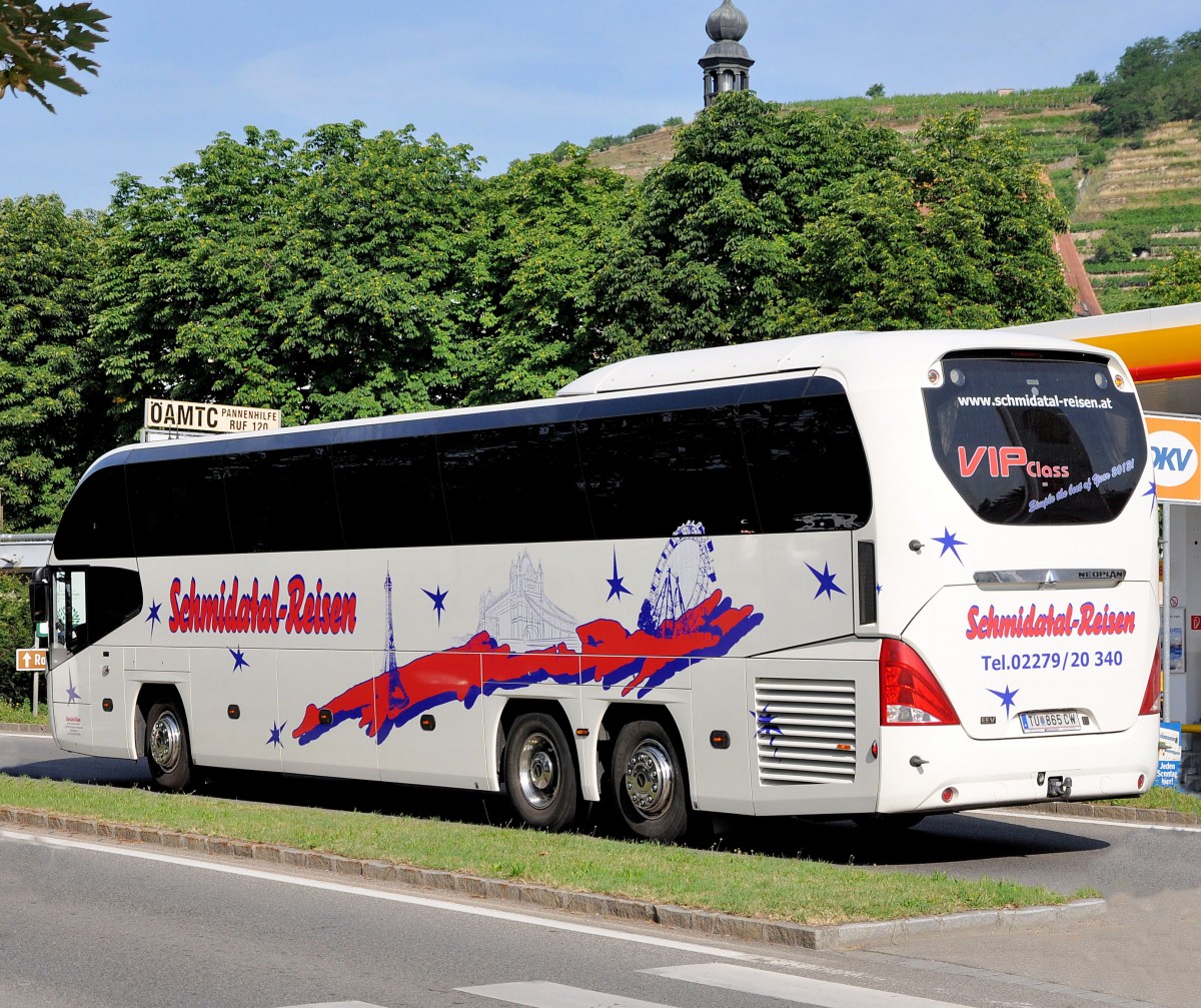 Neoplan Cityliner von Schmidatal Reisen aus sterreich im Juni 2015 in Krems unterwegs.