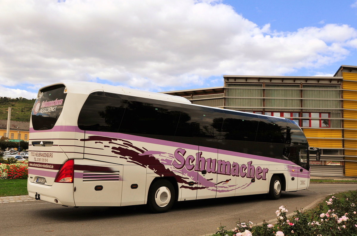 Neoplan Cityliner von Schumacher aus der BRD in Krems unterwegs.