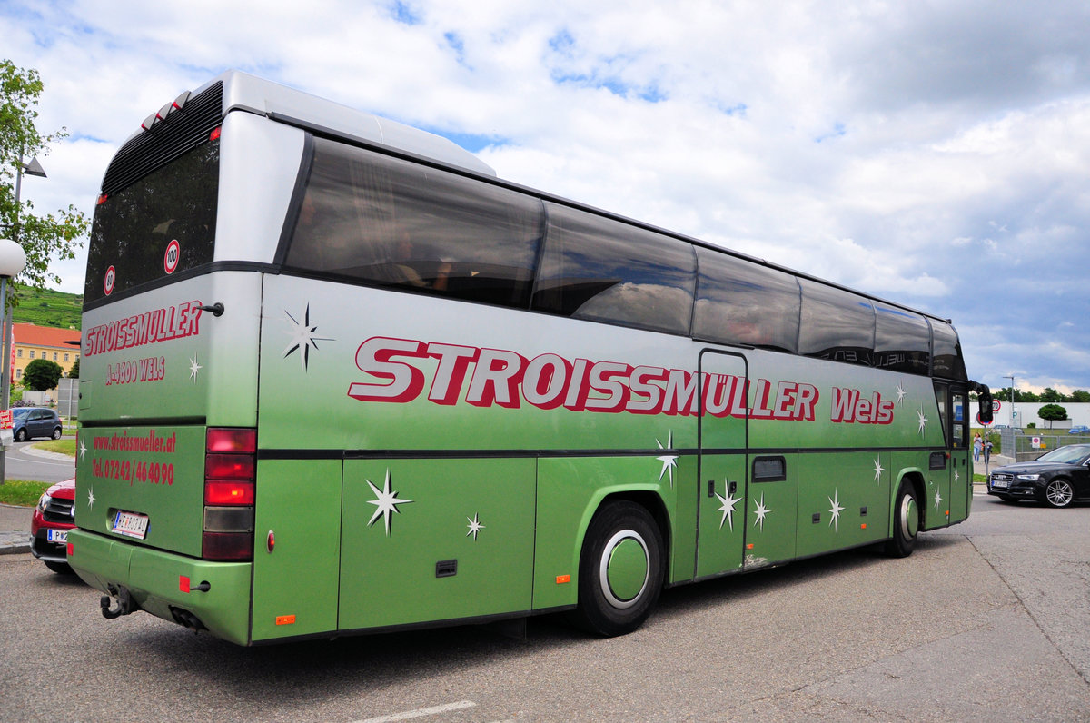 Neoplan Cityliner von Stroissmller aus Wels/Obersterreich in Krems gesehen.