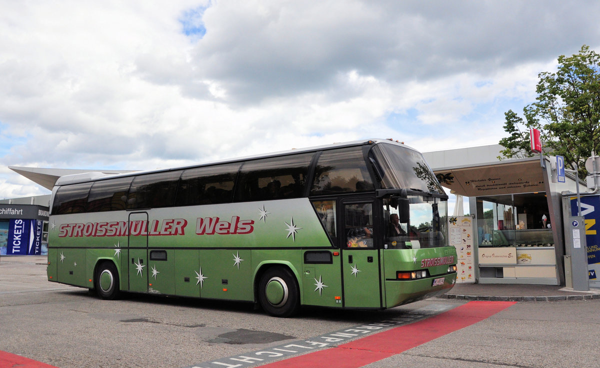 Neoplan Cityliner von Stroissmller aus Wels/Obersterreich in Krems gesehen.