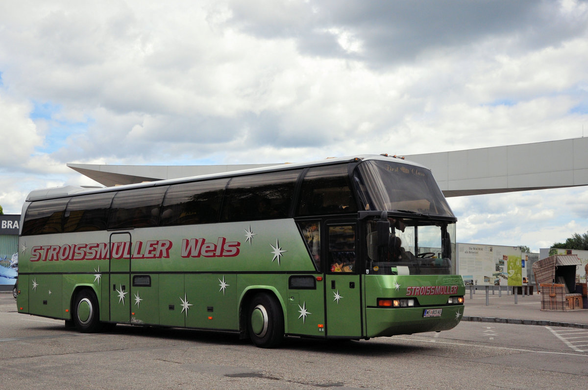 Neoplan Cityliner von Stroissmller aus Wels/Obersterreich in Krems gesehen.