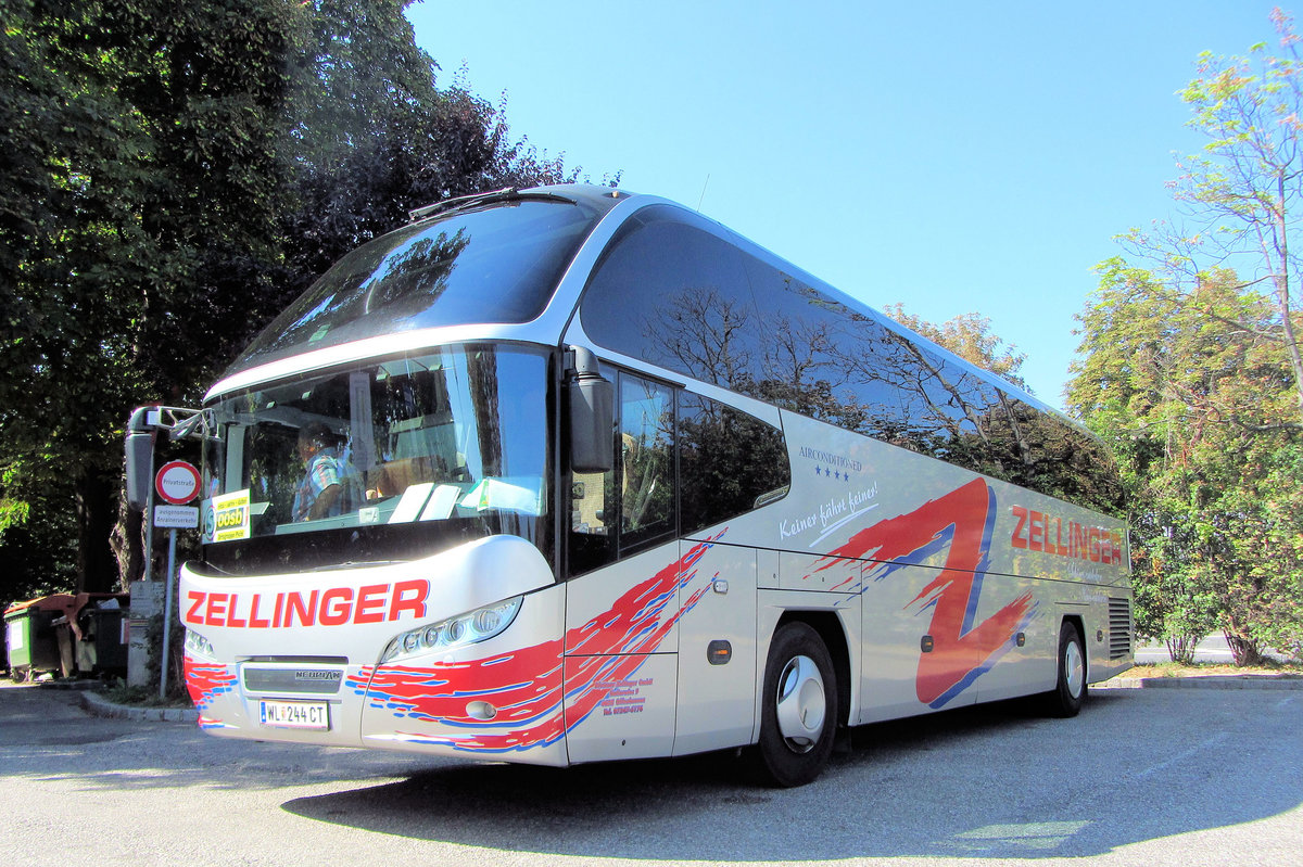 Neoplan Cityliner von Zellinger Reisen aus sterreich in Krems gesehen.