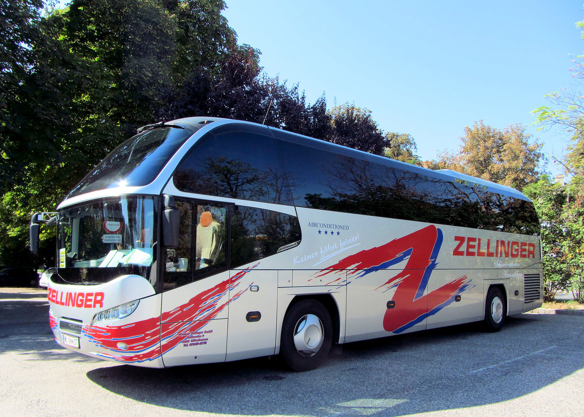 Neoplan Cityliner von Zellinger Reisen aus sterreich in Krems gesehen.