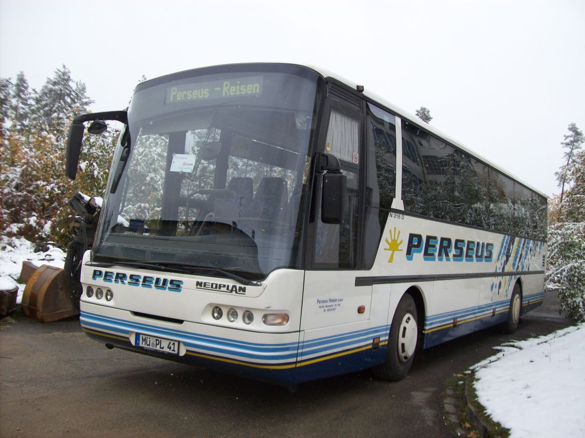 Neoplan Euroliner N 3316  von Perseus-Reisen aus Neumarkt-St. Veit. Der 2003 in Perseus' Fuhrpark gekommene Kombibus verfgt ber 51 Schlafsessel von VogelSitze (kippbare Sitzbank am Mitteleinstieg, zustzl. 2 Reiseleitersitze mglich), erhhte Podeste und eine LAWO-Matrix vorne, rechts (je gro) und hinten (Liniennr.). Der Antrieb besteht aus einem MAN-Reihensechszylinder Typ D 2866 LUH mit 265 kW (360 PS) (nachtrglich per Chiptuning gesteigert) und einem Sechsgang-ZF-Schaltgetriebe.
Anfang 2013 wurde der Bus im Alter von exakt 10 Jahren verkauft.
Am 27. 10. 2012 konnte ich ihn auf dem Abstellplatz in Waldkraiburg aufnehmen.