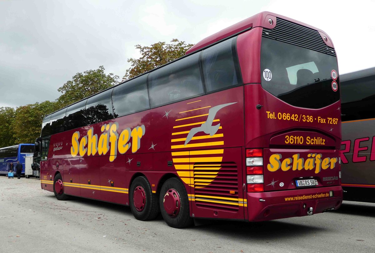 Neoplan exclusiv vom  Reisedienst Schfer  steht auf der Veterama-Parkplatz in Mannheim im Oktober 2016