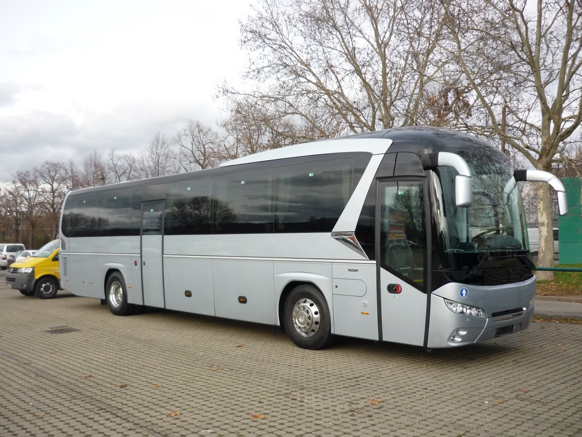 Neoplan- Jetliner Vorfhrbus aus Mnchen am Parkplatz Schleyerhalle Stuttgart
am 05.12.2013