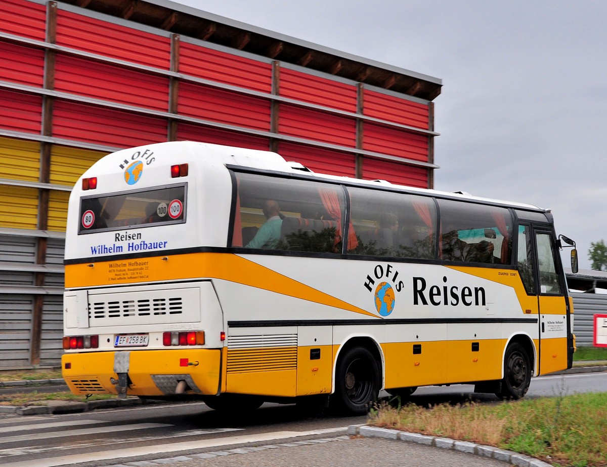 Neoplan N208 Jetliner von Wilhelm Hofbauer Reisen aus sterreich am 17.Mai 2014 in Krems gesehen.