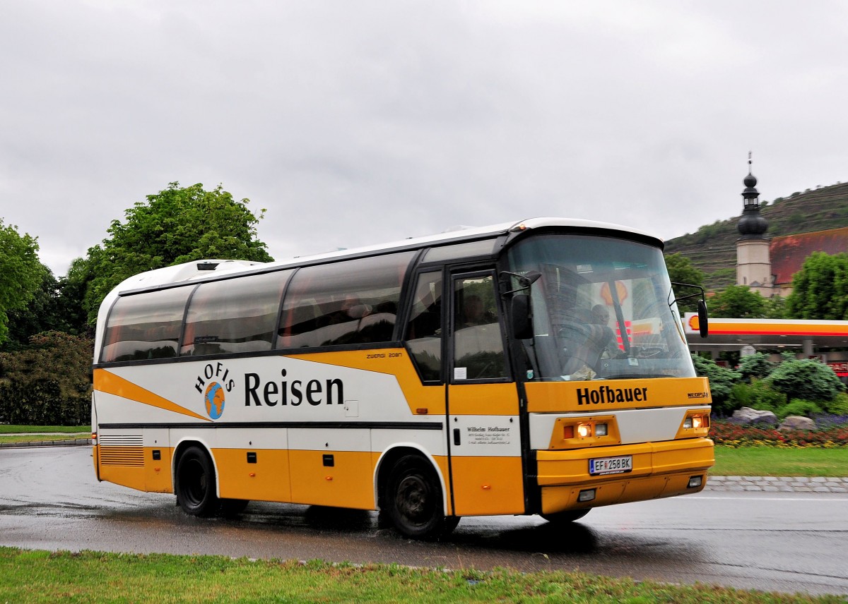 Neoplan N208 Jetliner von Wilhelm Hofbauer Reisen aus sterreich am 17.Mai 2014 in Krems gesehen.