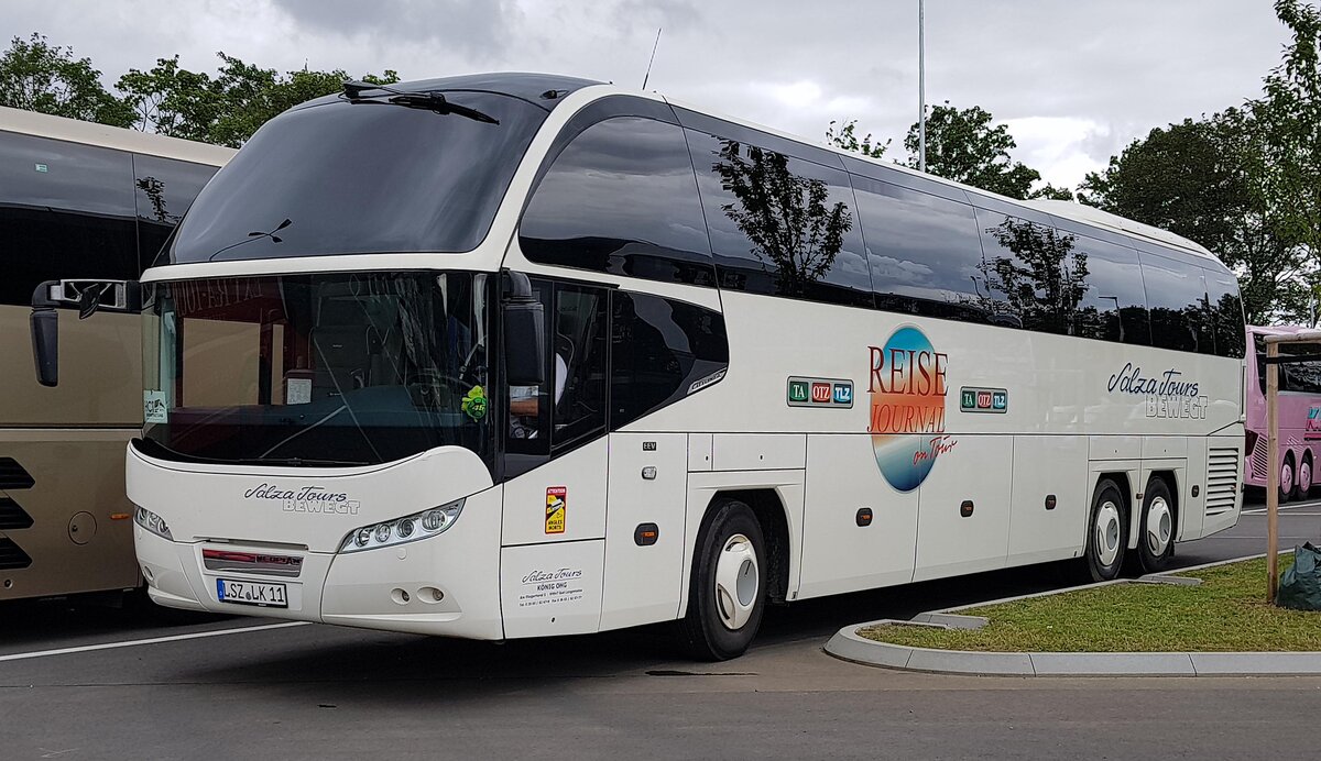 Neoplan von SALZA TOURS steht im August 2021 auf dem Parkplatz der BuGa in Erfurt