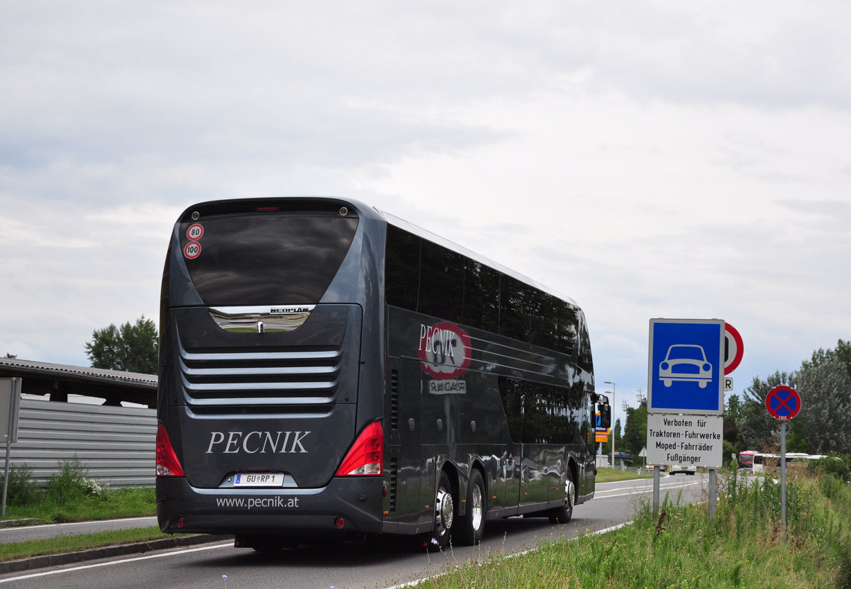 Neoplan Skyliner vom Autobusbetrieb Ludwig Pecnik aus sterreich in Krems gesehen.