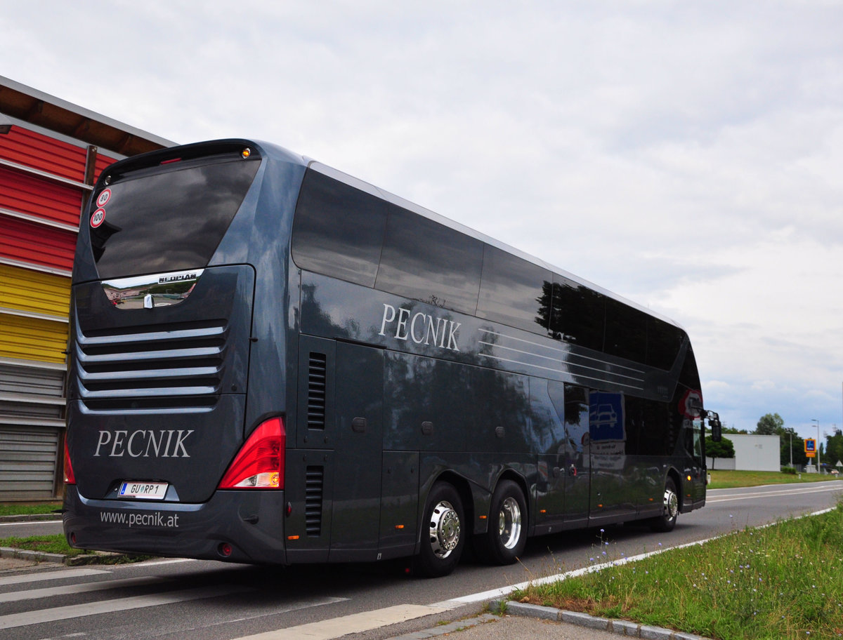 Neoplan Skyliner vom Autobusbetrieb Ludwig Pecnik aus sterreich in Krems gesehen.