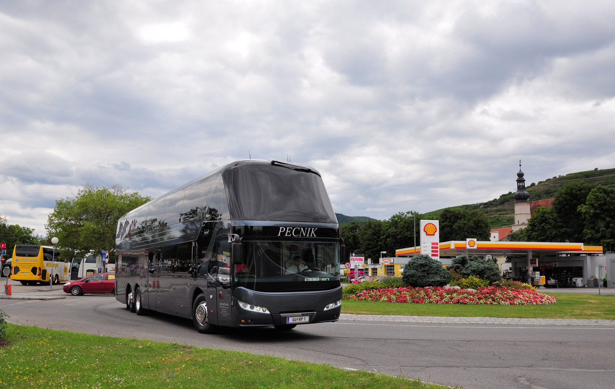 Neoplan Skyliner vom Autobusbetrieb Ludwig Pecnik aus sterreich in Krems gesehen.