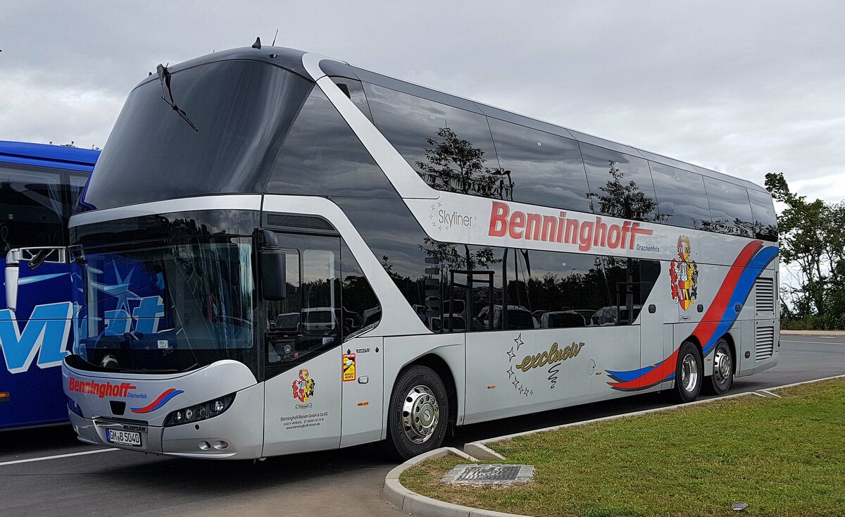 Neoplan Skyliner vom Busunternehmen BENNINGHOFF gesehen auf dem Busplatz der BUGA in Erfurt, 08-2021