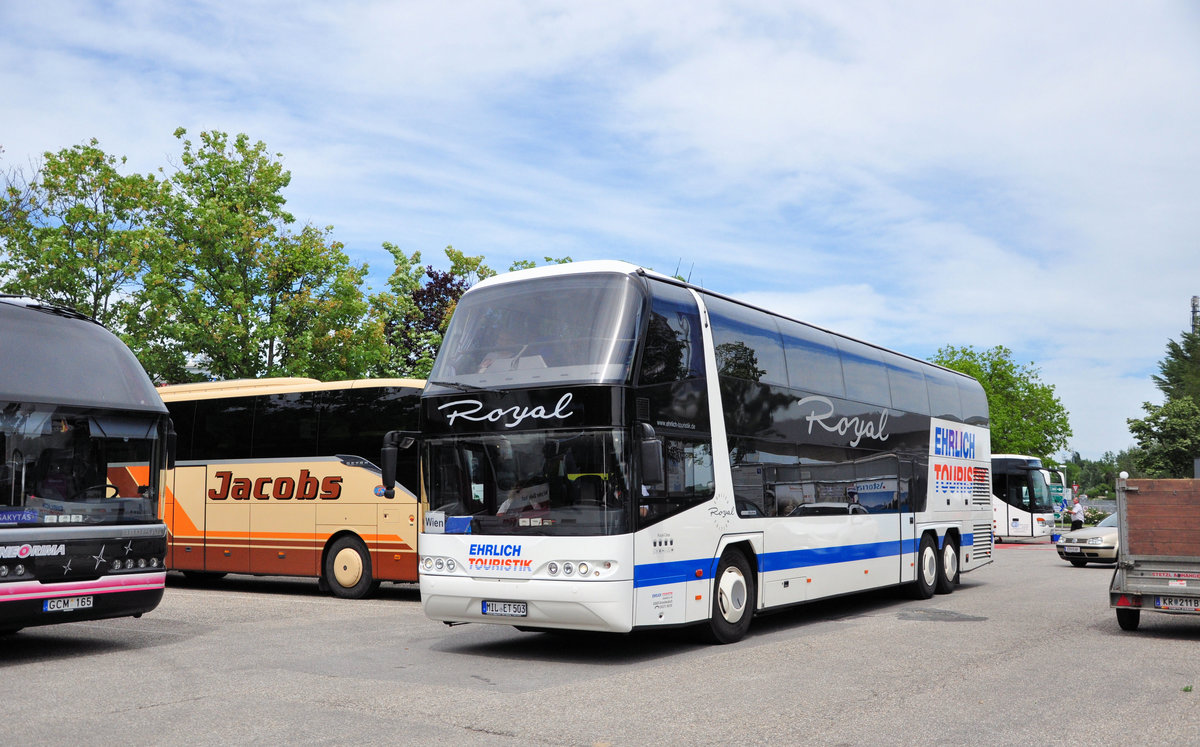 Neoplan Skyliner der EHRLICH Touristik aus der BRD in Krems gesehen.