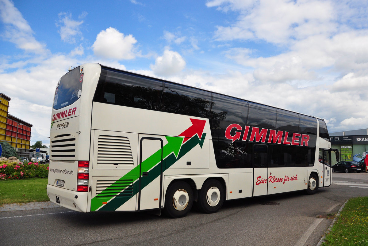 Neoplan Skyliner von Gimmler Reisen aus der BRD in Krems gesehen.