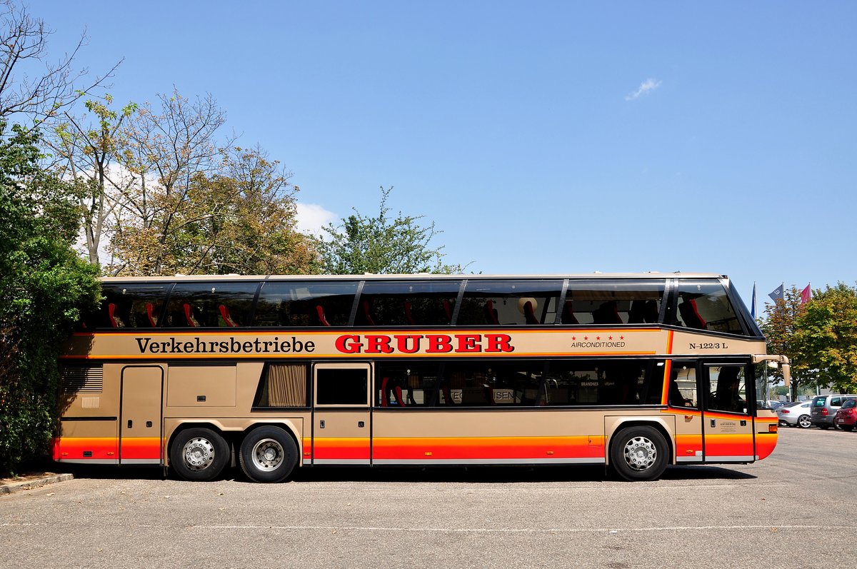 Neoplan Skyliner von Gruber Reisen aus sterreich in Krems gesehen.