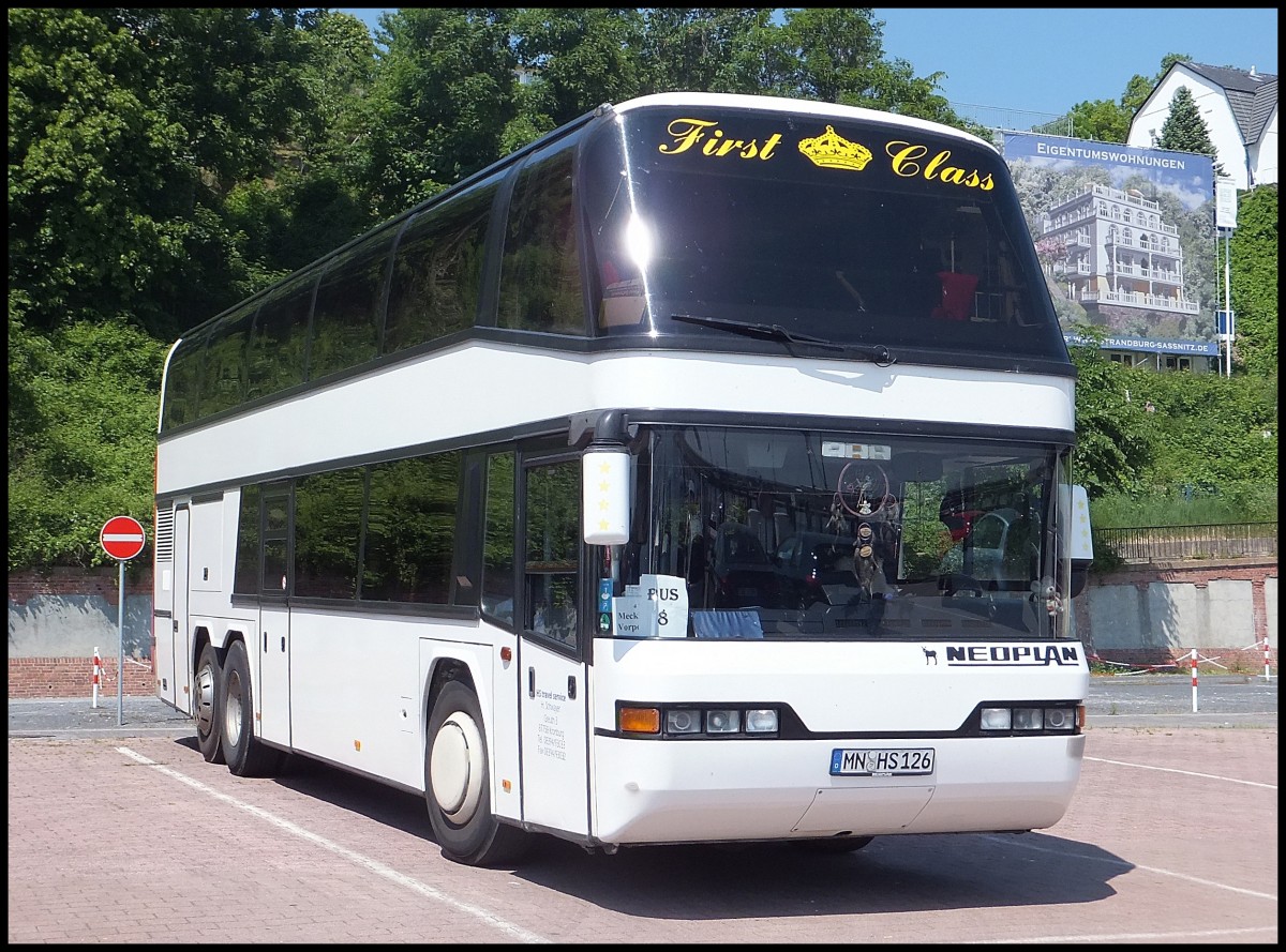 Neoplan Skyliner von HS travel service aus Deutschland im Stadthafen Sassnitz.