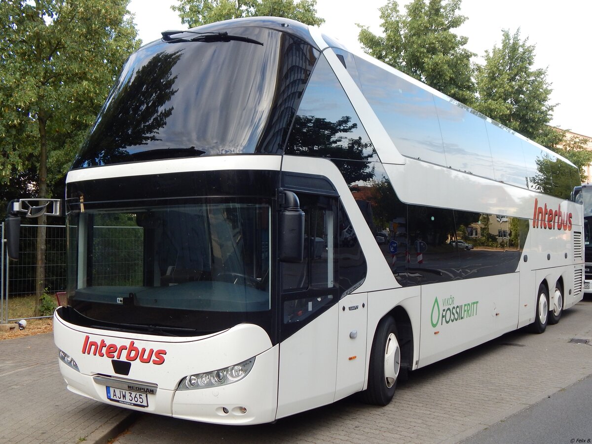 Neoplan Skyliner von Interbus aus Schweden in Neubrandenburg.