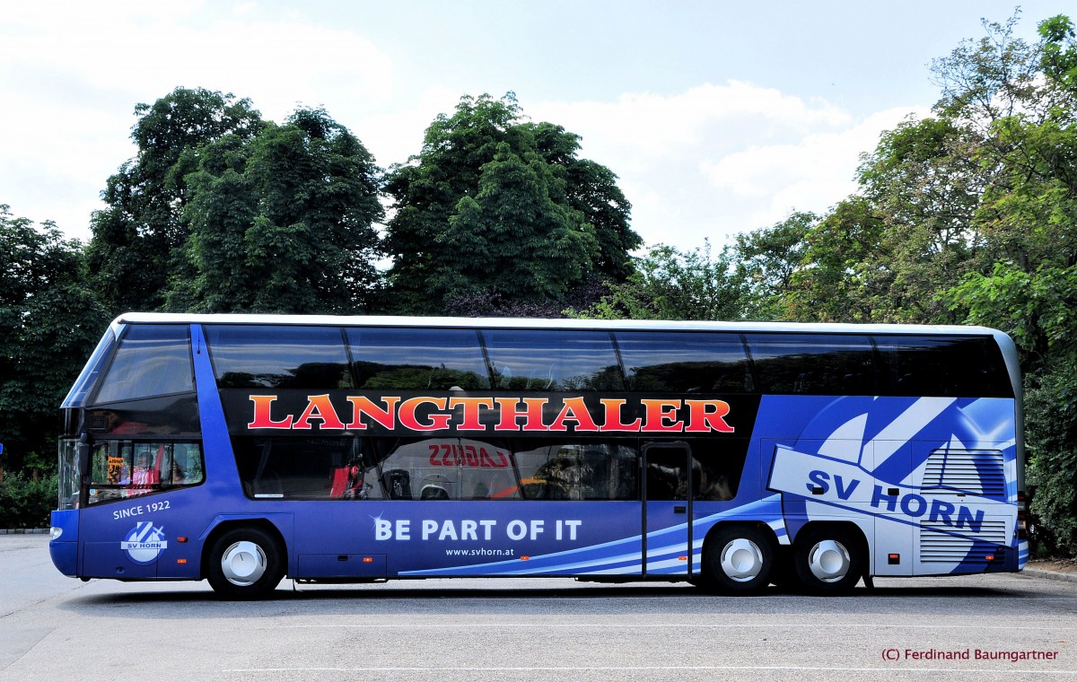 NEOPLAN SKYLINER von LANGTHALER Reisen aus Niedersterreich am 8.7.2013 in Krems an der Donau.