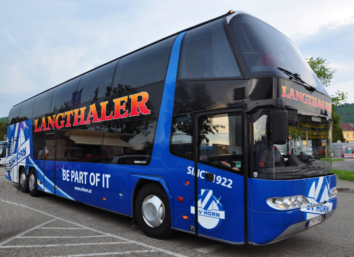 Neoplan Skyliner von Langthaler Reisen aus Niedersterreich in Krems gesehen.