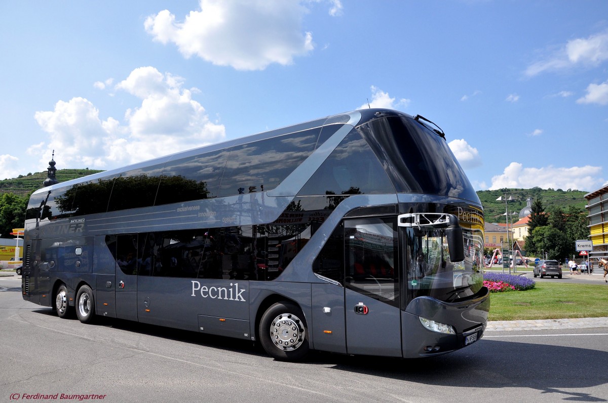 NEOPLAN SKYLINER von PECNIK Reisen aus Deutschland im Juli 2013 in Krems unterweg.