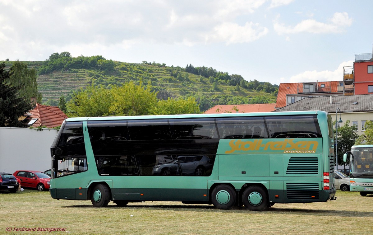 Neoplan Skyliner von STOLL Reisen/sterreich kommt am 13.7.2013 in Krems an.