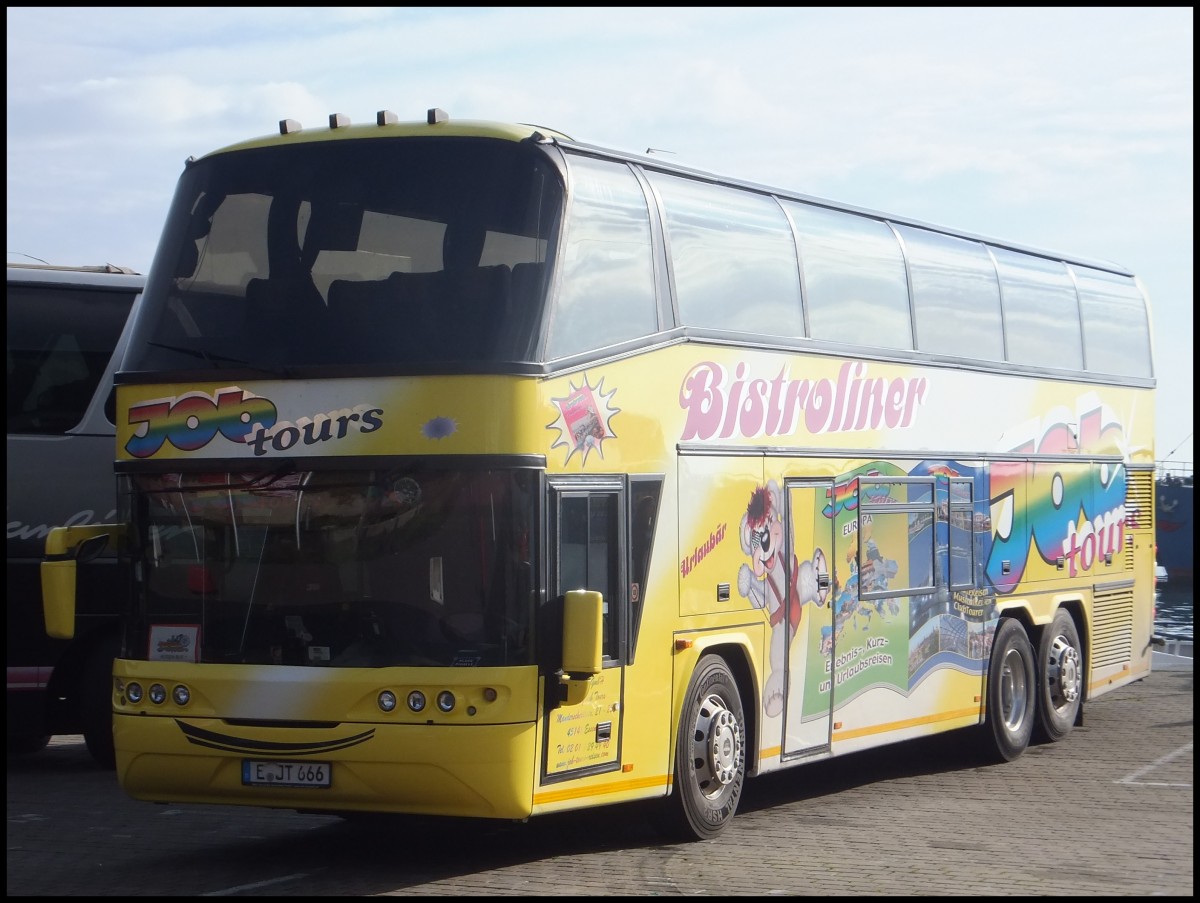 Neoplan Spaceliner von JobTours aus Deutschland im Stadthafen Sassnitz.