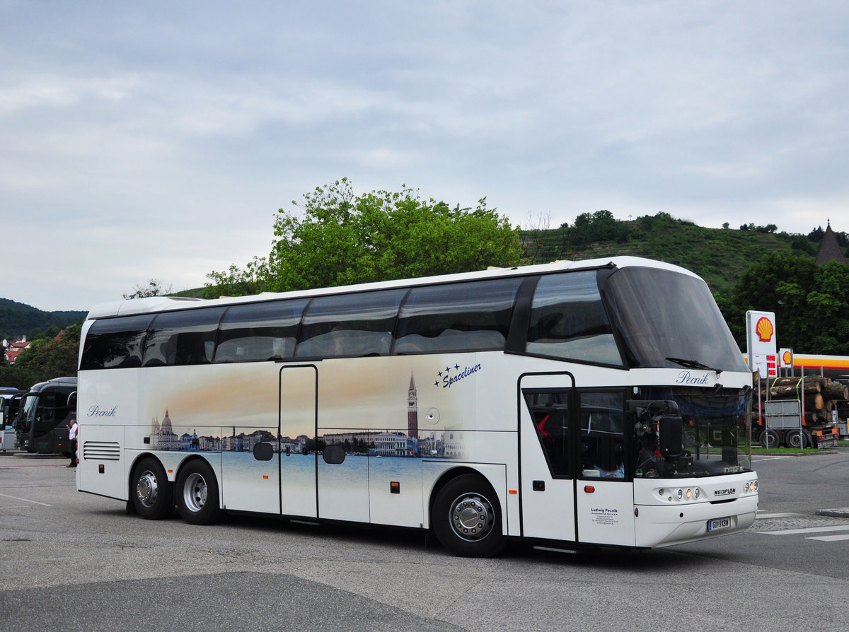 Neoplan Spaceliner von Ludwig Pecnik Reisen aus sterreich in Krems gesehen.