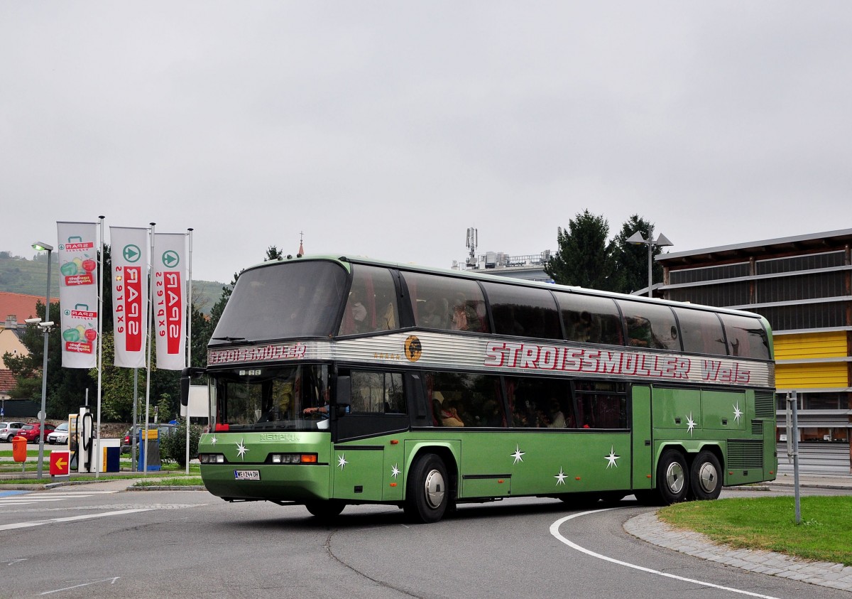 Neoplan Spaceliner von Stroissmller aus asterreich am 11.Okt.2014 in Krems unterwegs.