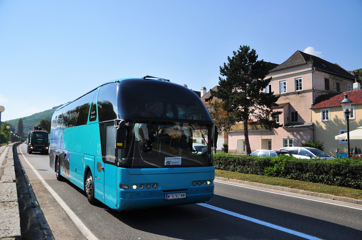 Neoplan Starliner im Auftrag von GSCHWINDL Reisen aus Wien in Krems unterwegs.