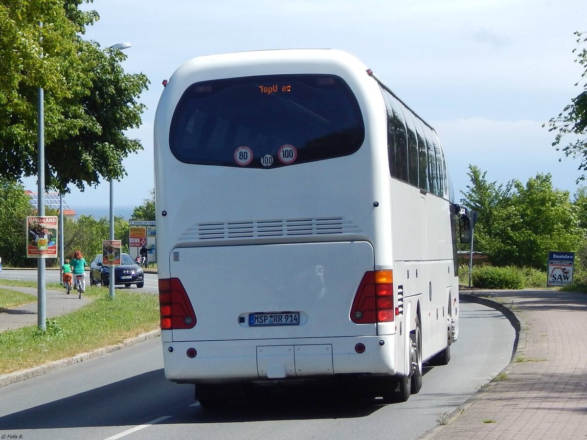 Neoplan Starliner aus Deutschland im Stadthafen Sassnitz.