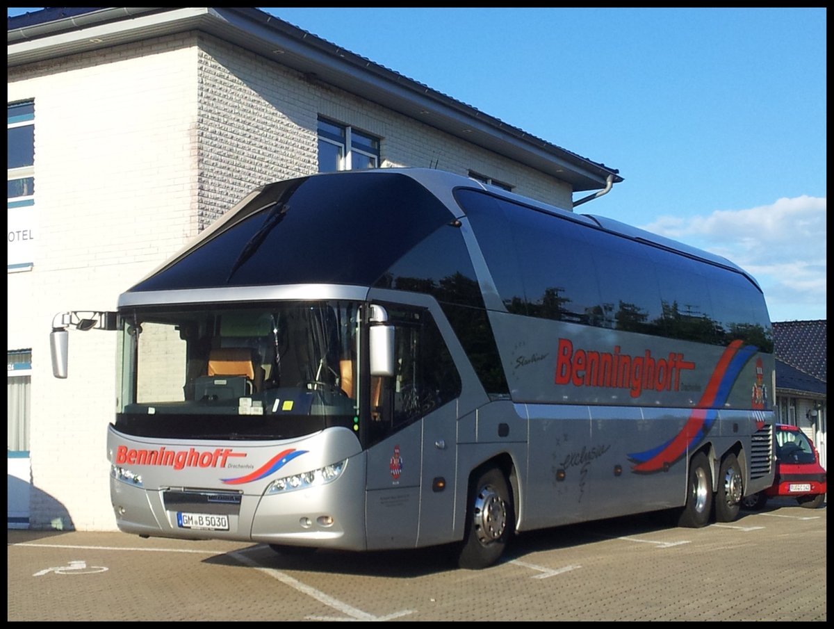 Neoplan Starliner von Benninghoff aus Deutschland im Gewerbegebiet Sassnitz.