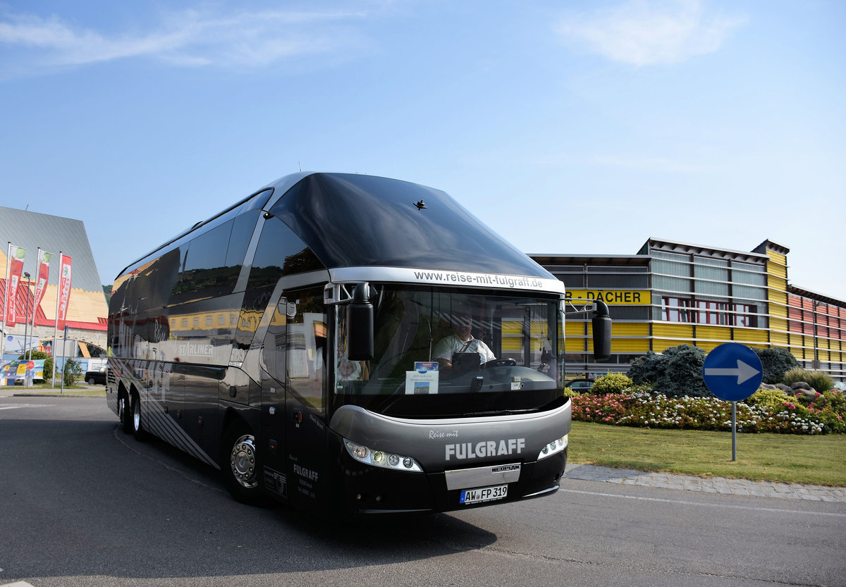 Neoplan STARLINER von der FULGRAFF Touristik aus der BRD in Krems.