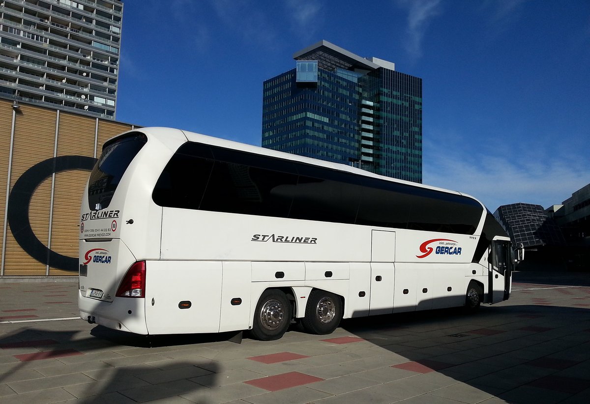 Neoplan Starliner von Gercar aus SLO in Wien vor der UNO City gesehen.