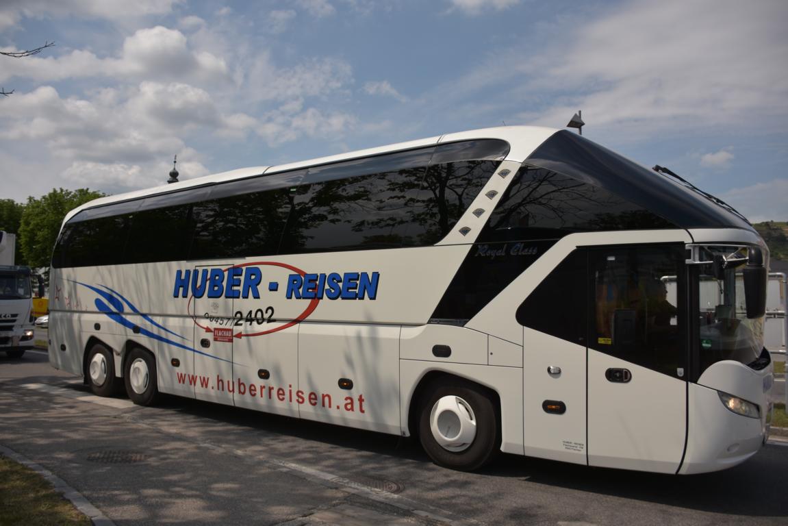 Neoplan Starliner von HUBER Reisen aus sterreich im Mai 2018 in Krems.