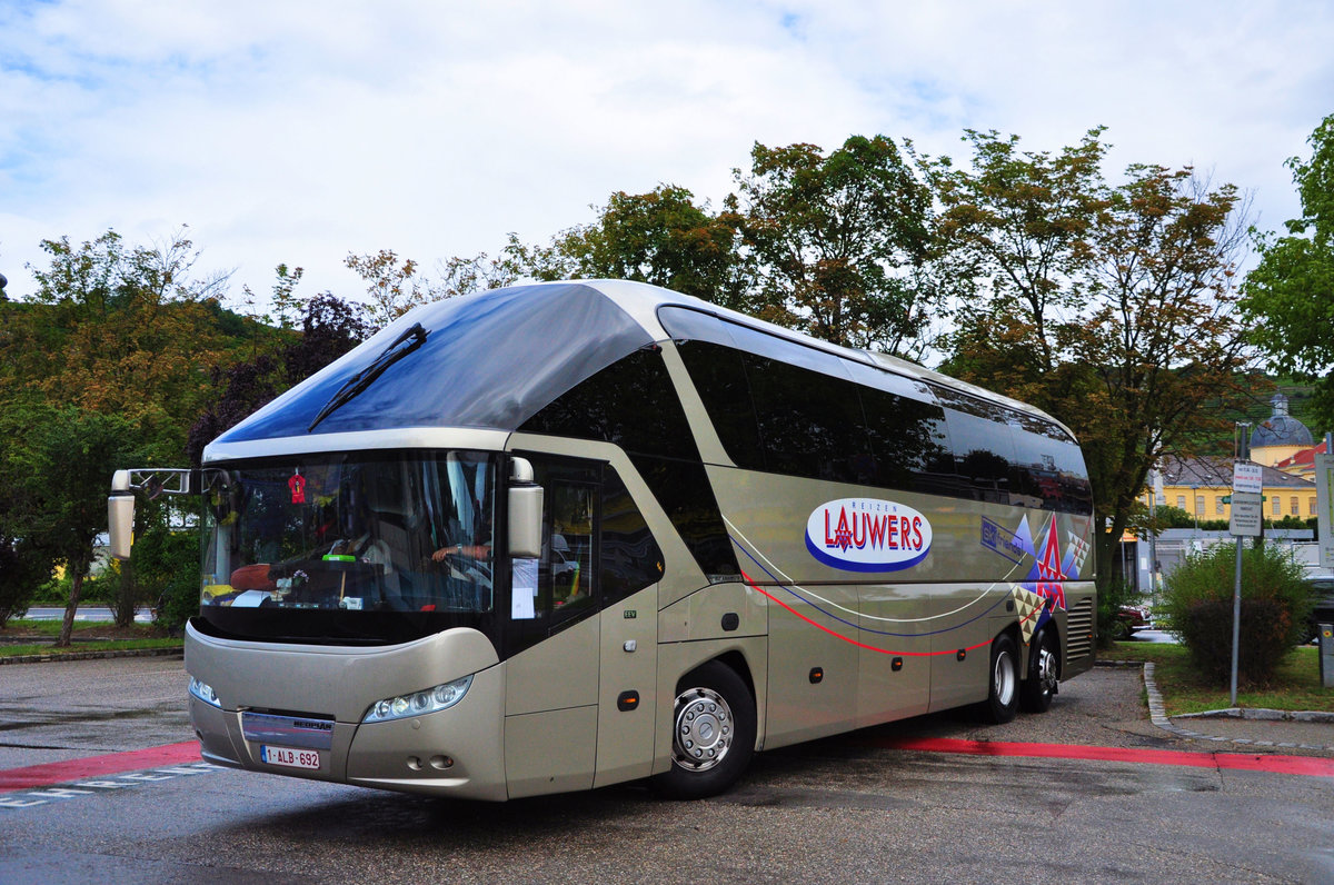 Neoplan Starliner von Lauwers Reisen aus Belgien in Krems gesehen.