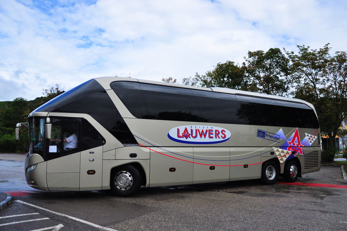 Neoplan Starliner von Lauwers Reisen aus Belgien in Krems gesehen.