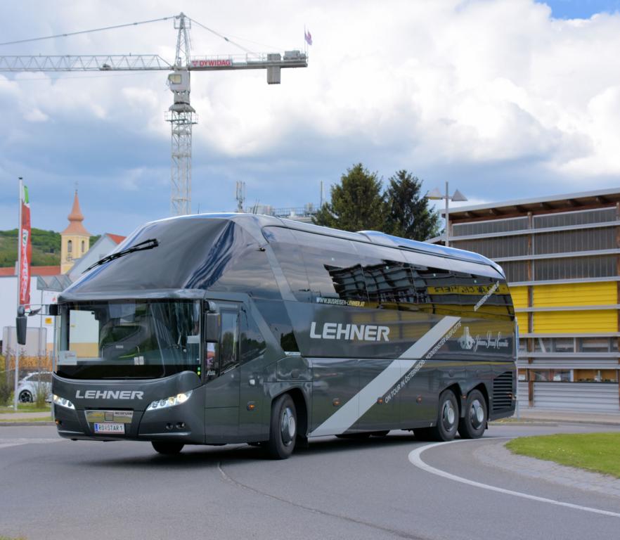 Neoplan Starliner von LEHNER Reisen aus Obersterreich in Krems. 