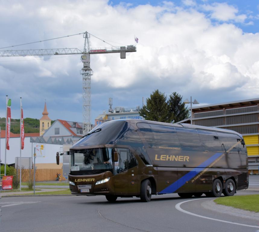 Neoplan Starliner von LEHNER Reisen aus Obersterreich in Krems. 