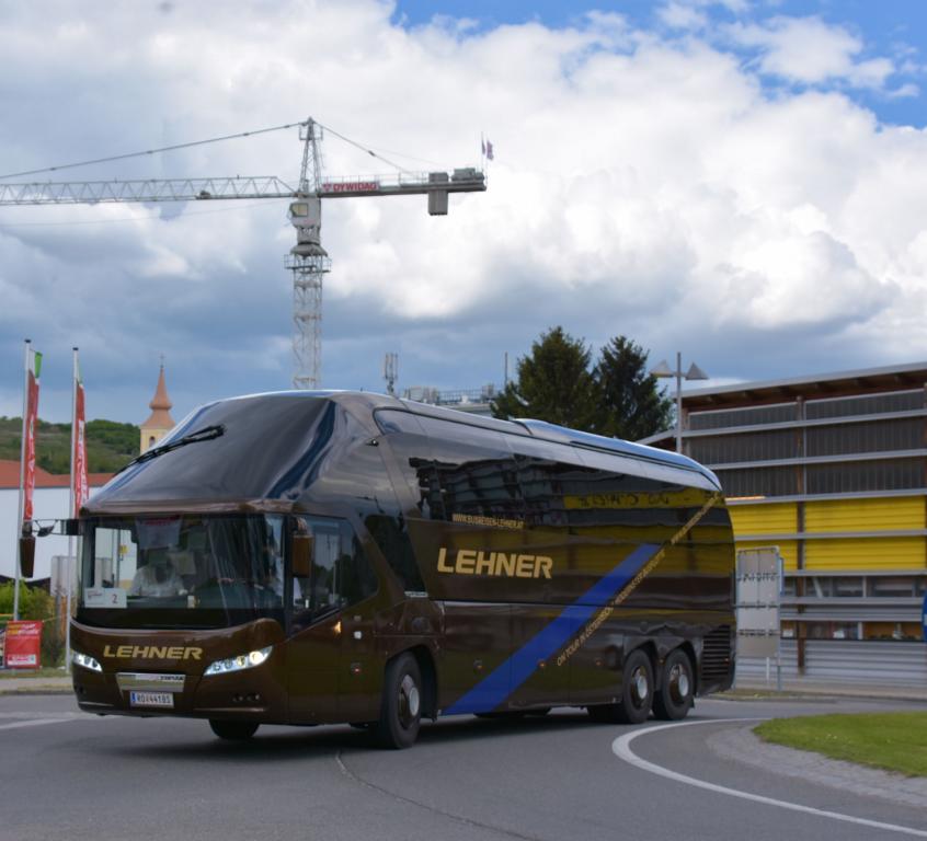 Neoplan Starliner von LEHNER Reisen aus Obersterreich in Krems. 