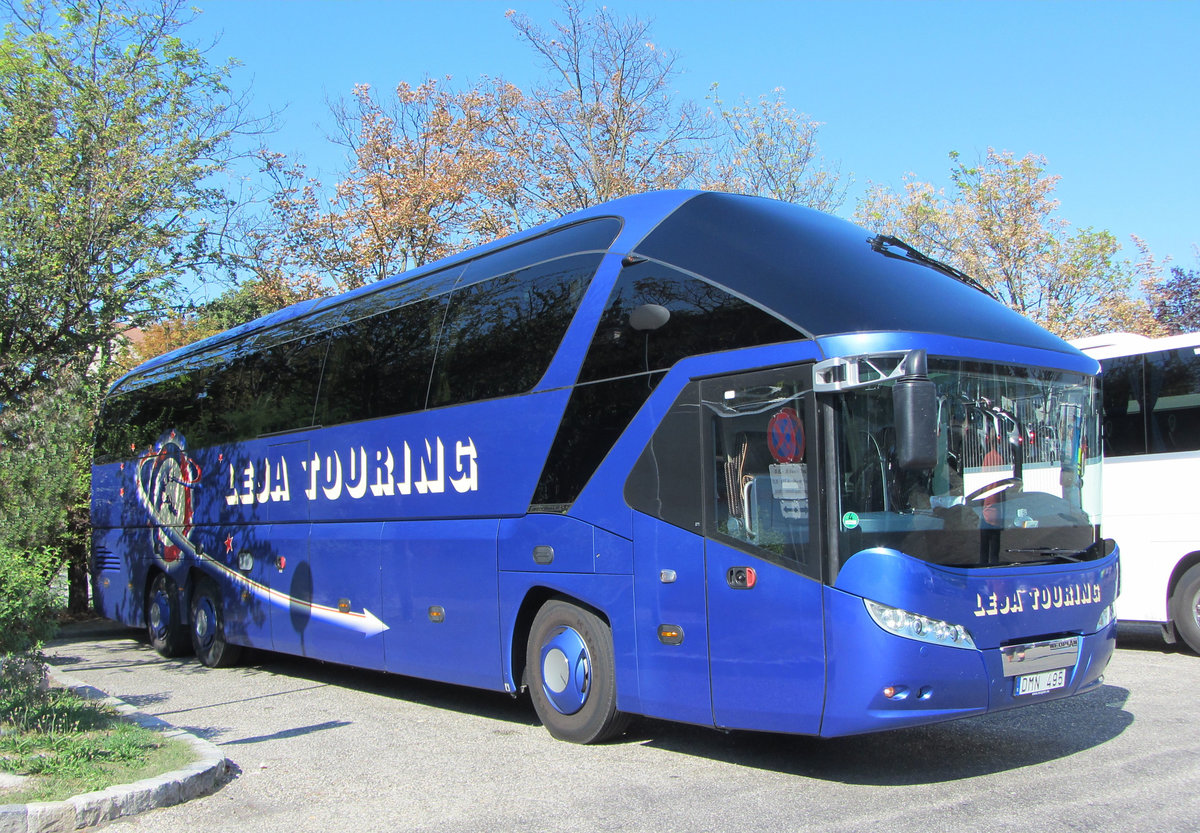 Neoplan Starliner von Leja Touring aus Schweden in Krems gesehen.