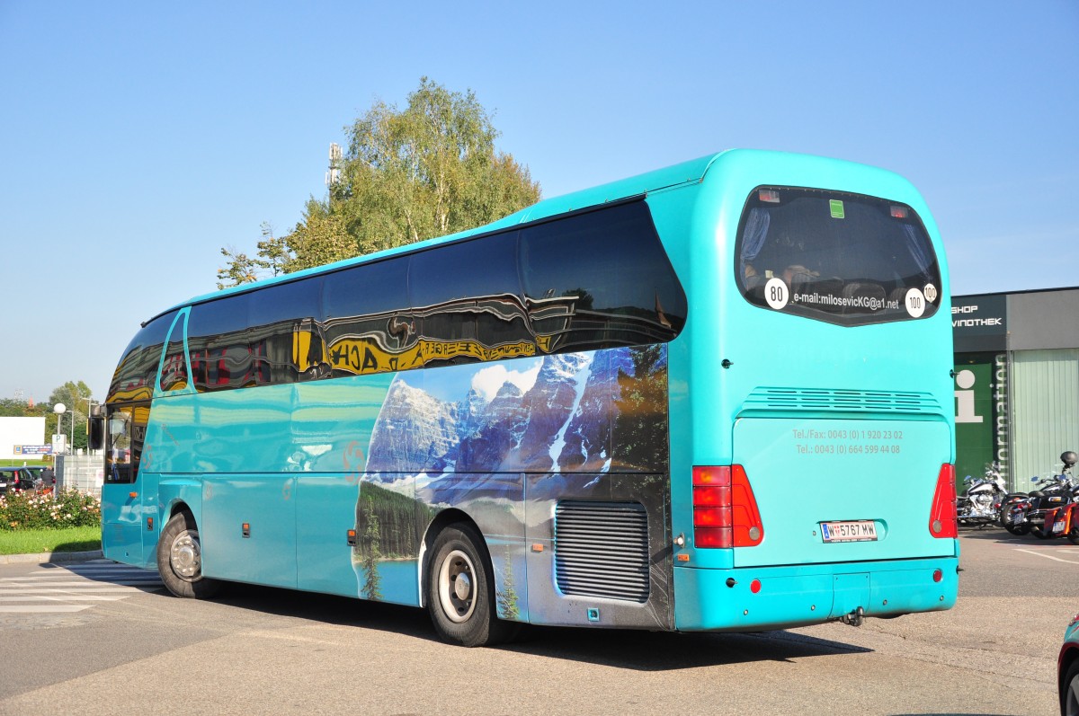 Neoplan Starliner von Milo Reisen aus Wien am 28.9.2014 in Krems.