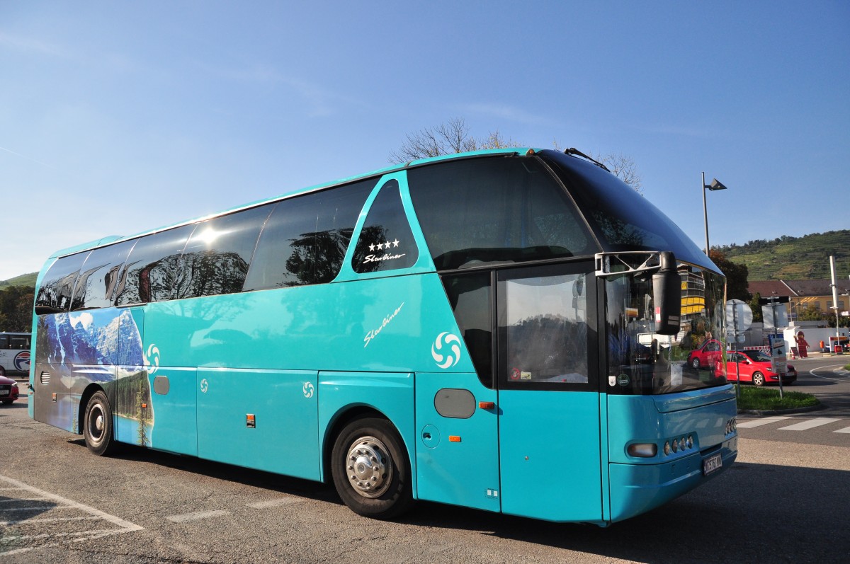 Neoplan Starliner von Milo Reisen aus Wien am 28.9.2014 in Krems.