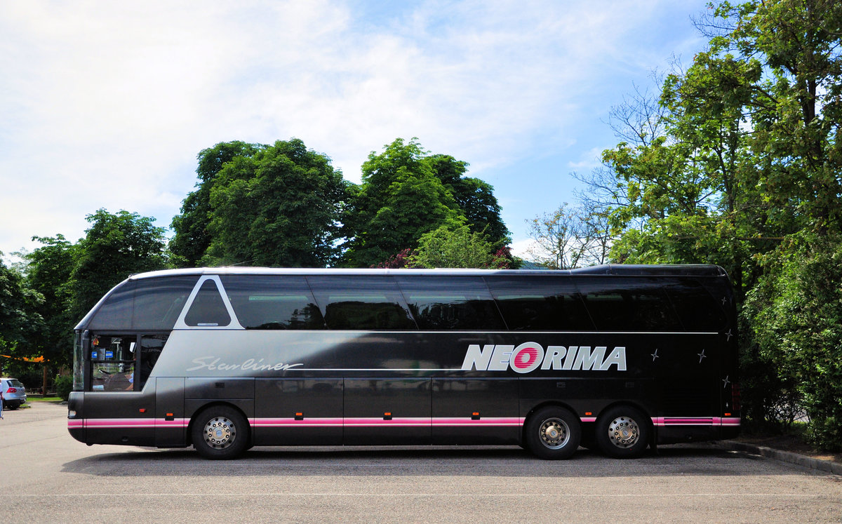 Neoplan Starliner von NEORIMA aus LT in Krems gesehen.