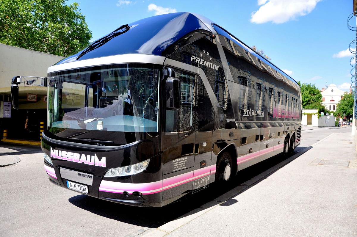 Neoplan Starliner von Nussbaum Reisen aus der BRD im Juni 2015 in Krems.