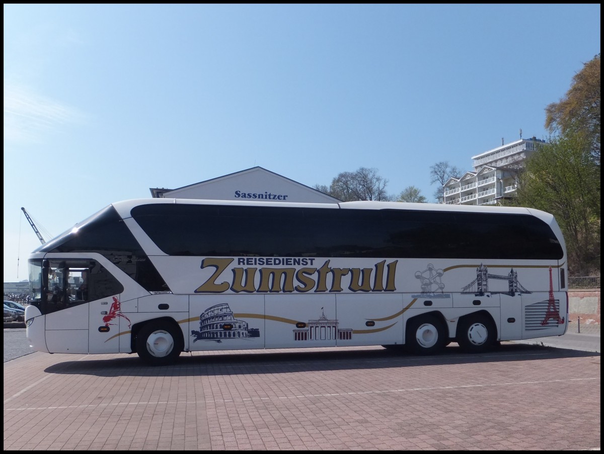 Neoplan Starliner vom Reisedienst Zumstrull aus Deutschland im Stadthafen Sassnitz.